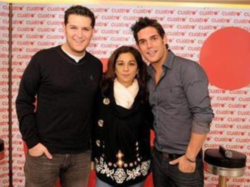 Tres personas sonrientes posando juntas contra un fondo con el logotipo de 'cuisine' repetido.