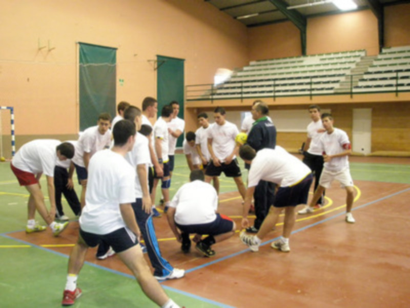 Equipo de baloncesto en un entrenamiento en una cancha deportiva.