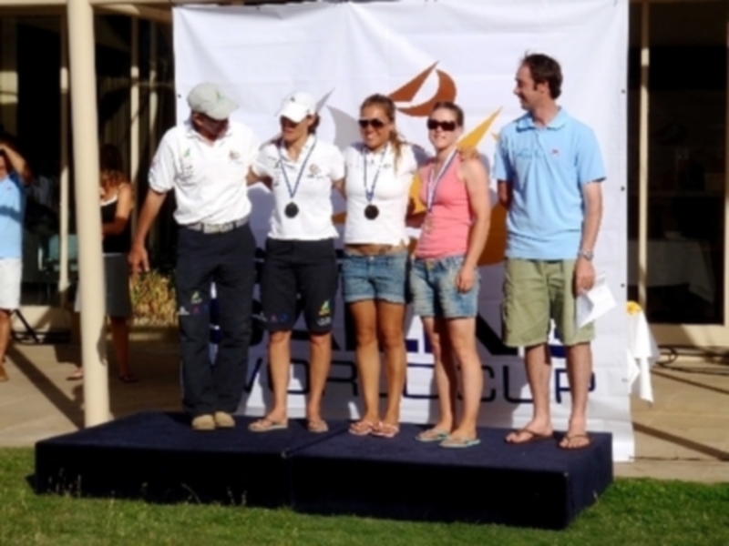 Premiación en un evento deportivo con medallistas en el podio.