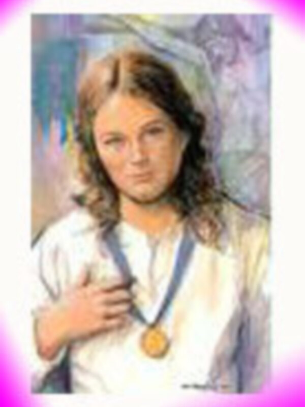 Retrato de niña con medalla, expresión serena y fondo suave.