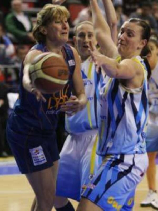 Jugadoras de baloncesto en acción durante un partido, mostrando intensidad y competencia.