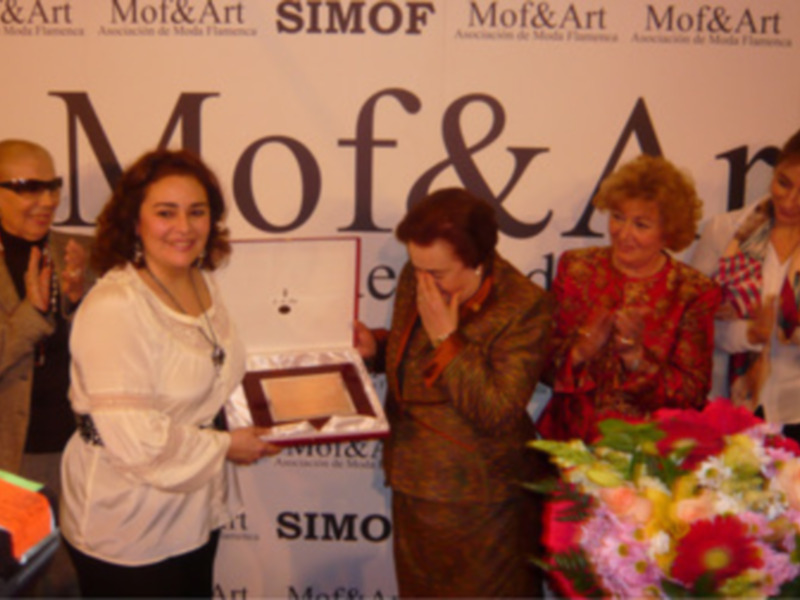 Ángeles Espinar se emociona al recibir el homenaje de Mof & Art de manos de su hija