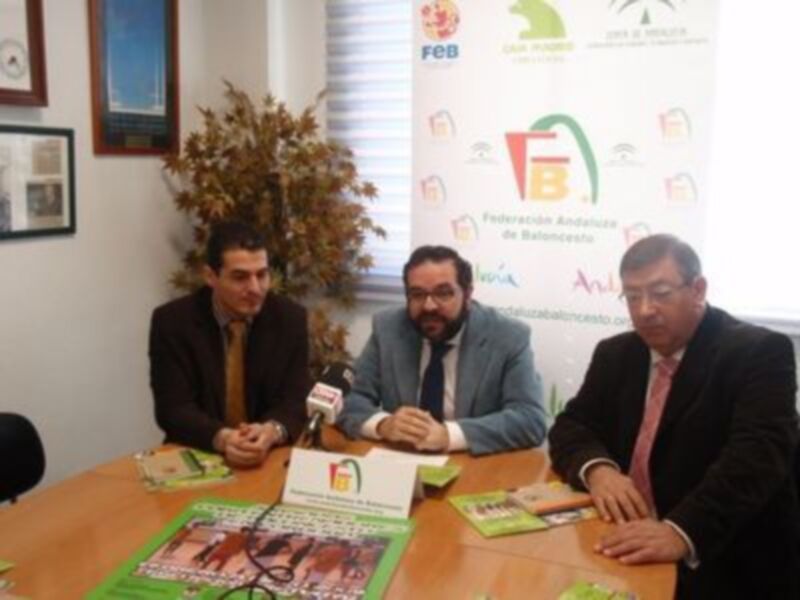 Presentación de la Federación Andaluza de Baloncesto con representantes en una sala de prensa.