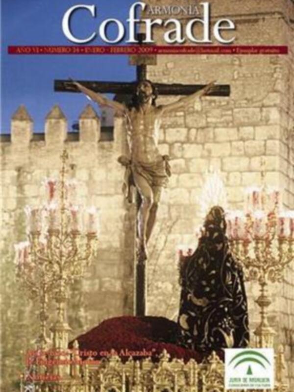 Cofrade de la Semana Santa de Córdoba, con el Cristo del Perdón en la Alcazaba.