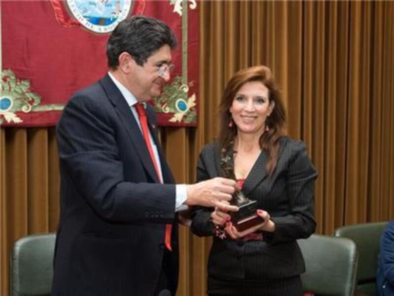 Entrega de reconocimiento en una ceremonia oficial.
