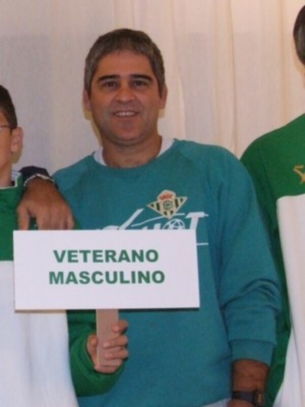 Veterano masculino con camiseta verde y cartel que dice 'Veterano Masculino'