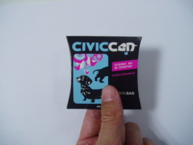 Packaging de Civiccon con diseño de perro y texto en español sobre crema para el interior.