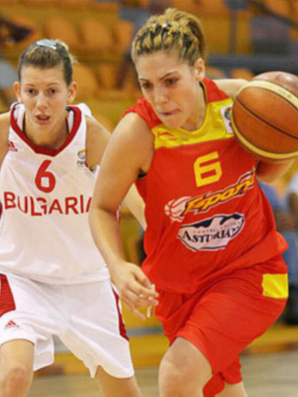 Dos jugadoras de baloncesto en acción, una con el número 6 y la otra con el número 6, durante un partido de baloncesto en un estadio.