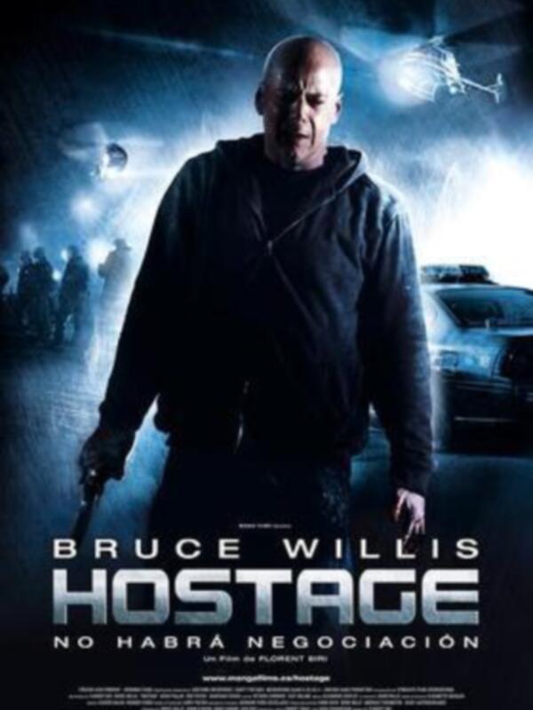 Bruce Willis en la película 'Hostage', con un fondo oscuro y policías en el fondo, destacando la tensión del momento.