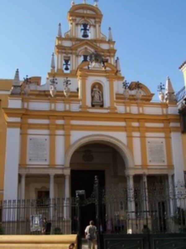 Iglesia de la Victoria, Sevilla, España, con su arquitectura barroca y detalles ornamentales.