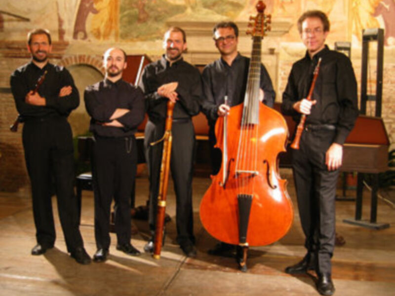 Grupo de músicos con instrumentos barrocos en un entorno histórico