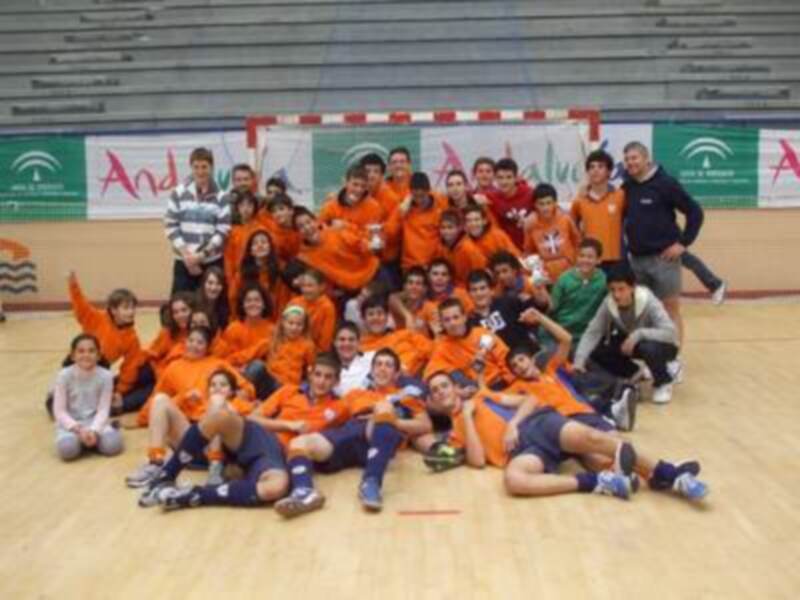 Equipo de fútbol sala posando para una foto en una cancha deportiva.