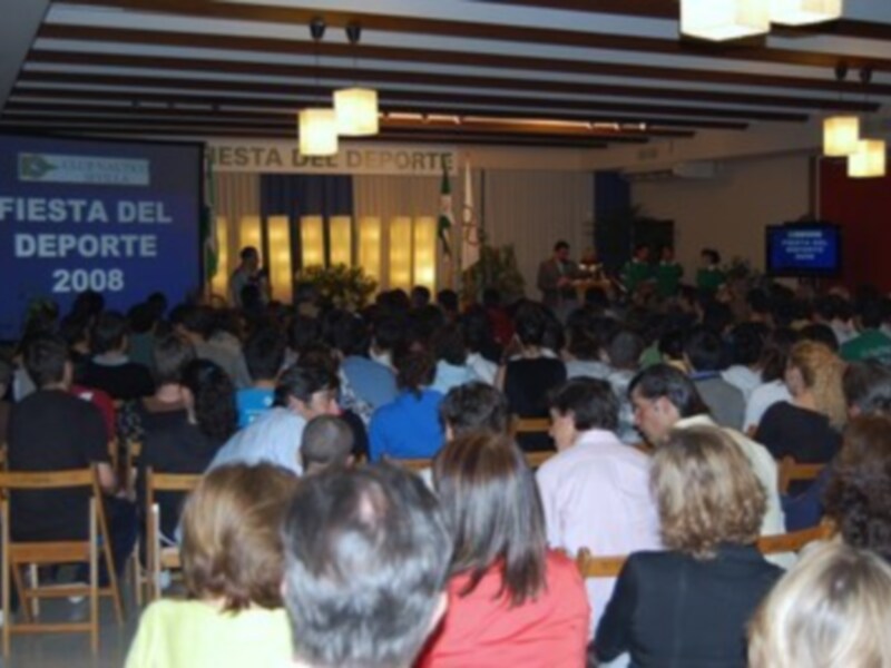 Fiesta del Deporte 2008, celebración en un salón con una gran audiencia asistiendo a un evento.