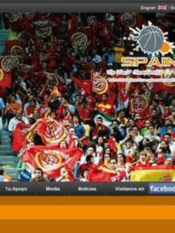Fotografía de un grupo de personas con banderas rojas y amarillas, posiblemente apoyando a España.
