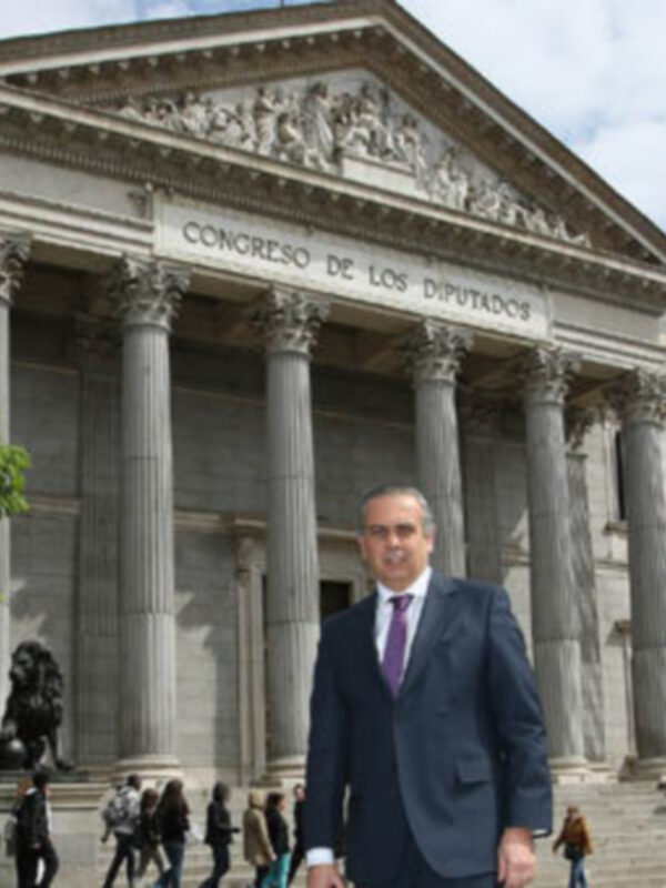 Hombre en traje frente al Congreso de los Diputados, Madrid