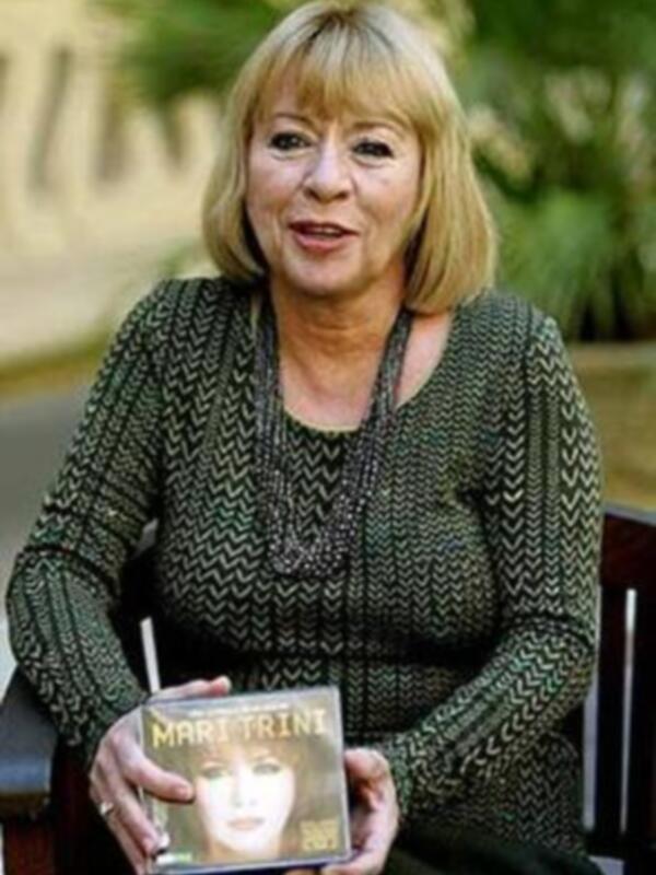 Retrato de una mujer sosteniendo un libro titulado 'Marit Trine'.