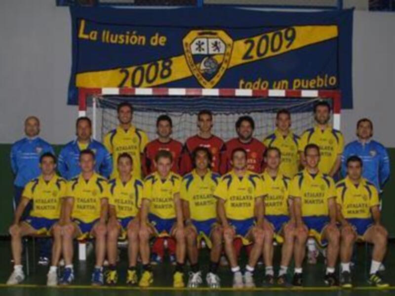 Equipo de balonmano posando en el campo durante la temporada 2008-2009.