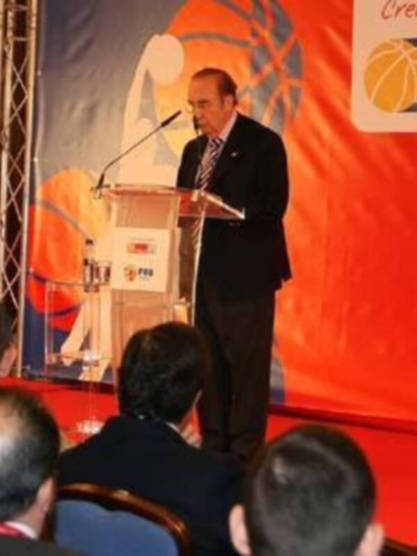 El presidente de la Federación de Baloncesto de España, Luis Aragones, durante una conferencia en el Palacio de los Deportes de Madrid.