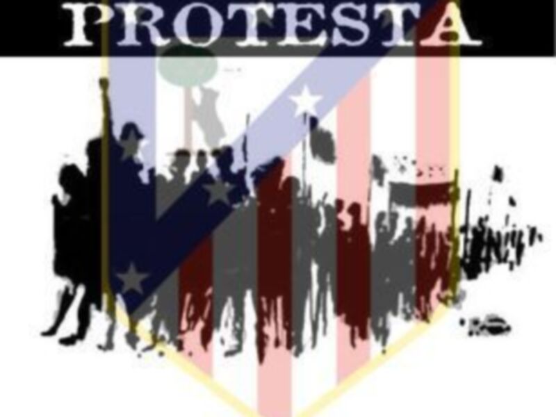 Protesta con bandera y siluetas de manifestantes.