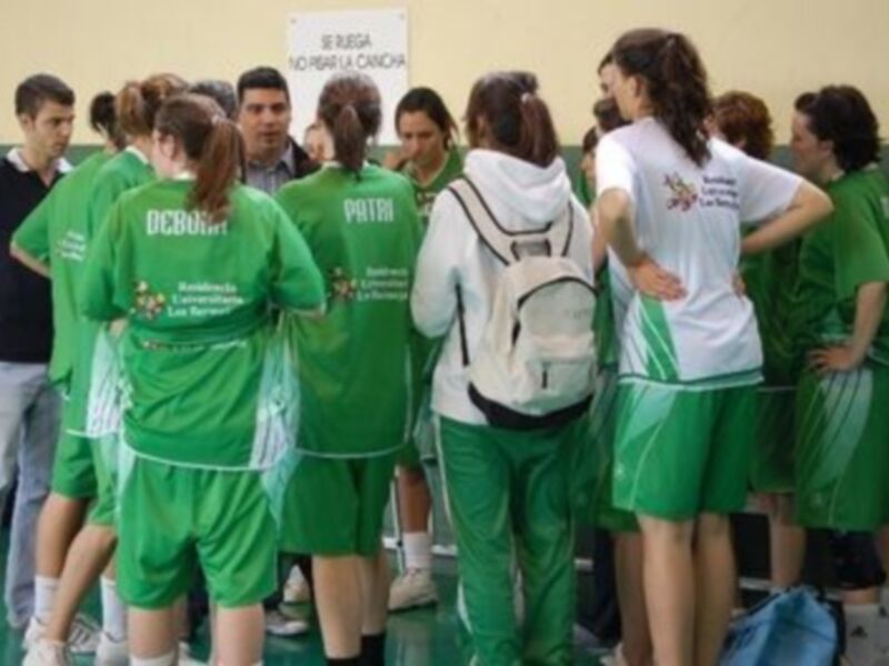 Equipo de baloncesto en reunión de estrategia antes del partido.