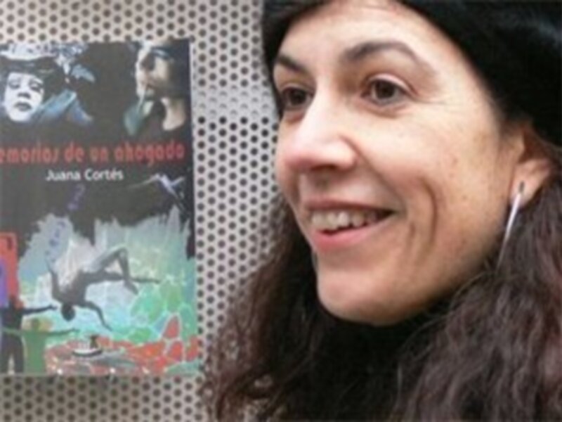 Una mujer sonriendo, con un libro titulado 'Memorias de un alejado' de Juana Cortés a su lado.