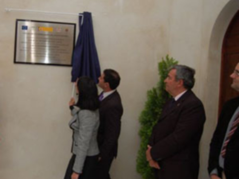 Oficialmente se revela una placa conmemorativa en una ceremonia formal.