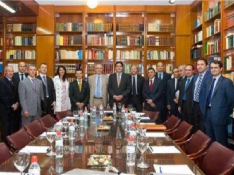 Reunión de negocios en una biblioteca con un ambiente formal y documentado.