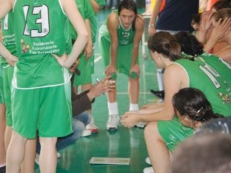 Equipo de baloncesto en una reunión estratégica antes del juego.