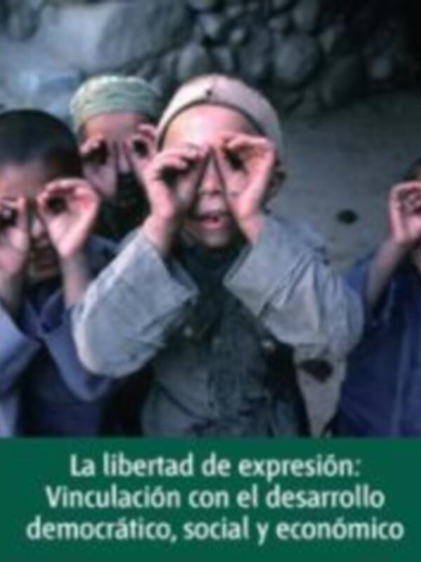 Niños jugando con las manos como si fueran lentes, ilustrando la libertad de expresión y su vinculación con el desarrollo democrático, social y económico.