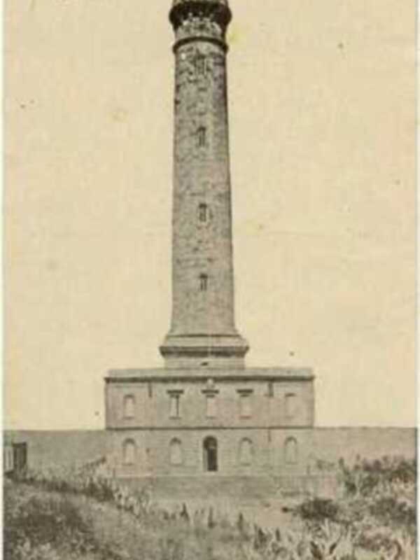 El Faro de Chipiona, un faro histórico con su torre alta y estructura sólida, ubicado en Chipiona, España.
