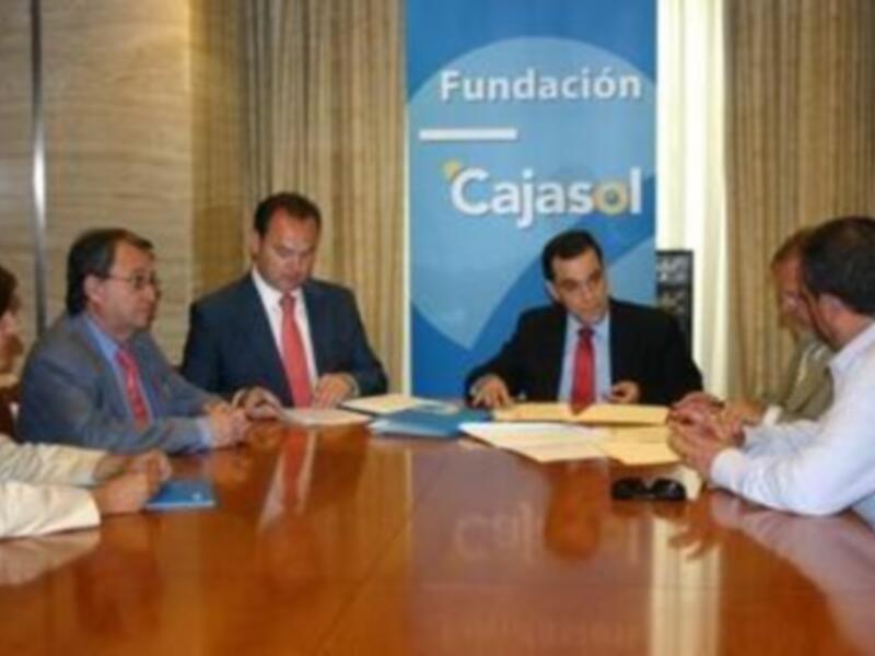 Reunión de negocios en la Fundación Cajasol con un ambiente formal y documental.