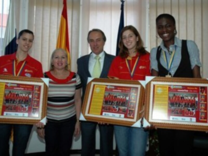Premiación de equipos de baloncesto en una ceremonia oficial con medallas y diplomas.