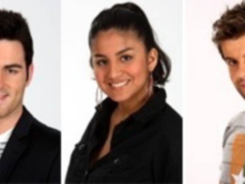 Tres personas sonrientes, cada una con un estilo de ropa diferente, presentando una variedad de estilos personales.