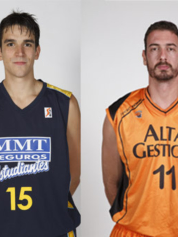 Dos jugadores de baloncesto, uno con una camiseta azul con el nombre 'Estudiantes' y el número 15, y otro con una camiseta naranja con el nombre 'Alta Gestión' y el número 11.