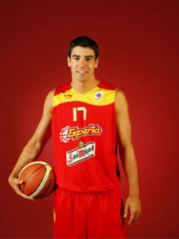 Jugador de baloncesto español en uniforme de la selección, sosteniendo un balón de baloncesto.