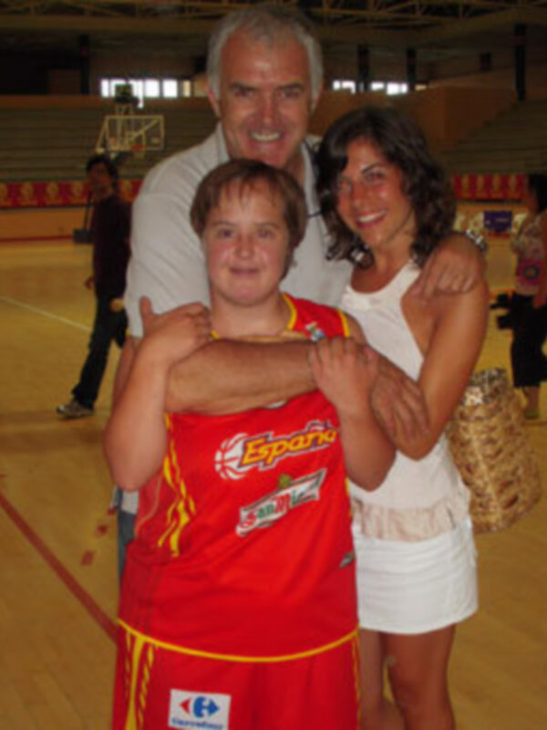 Familia en el baloncesto: una celebración de la diversidad y el deporte en un pabellón deportivo.