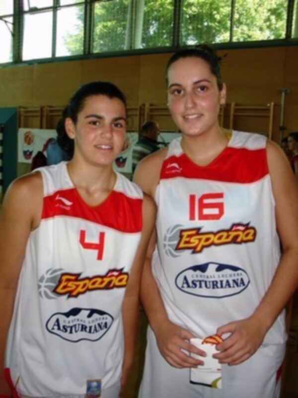 Jugadoras de baloncesto de la selección española Asturiana posando en un evento deportivo.
