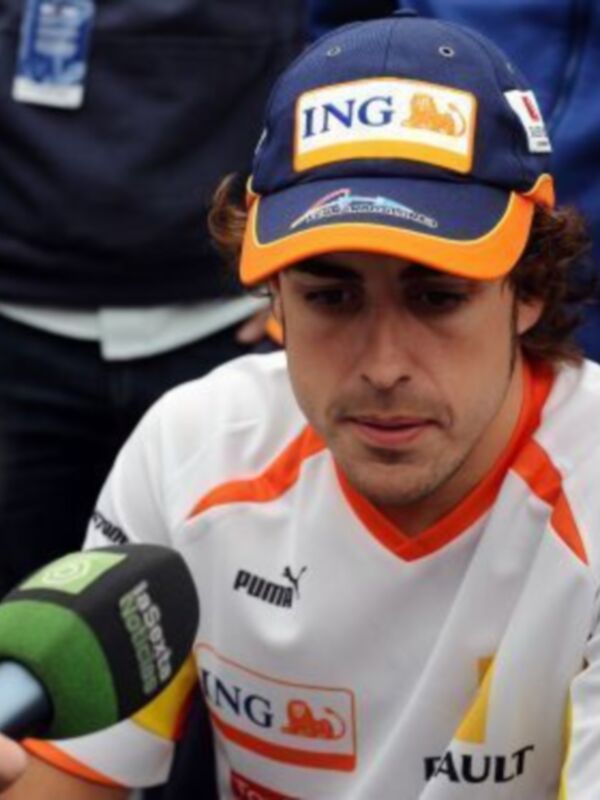 Un piloto de Fórmula 1 con una gorra de equipo y una camiseta con la marca de patrocinio ING, posa para una entrevista.