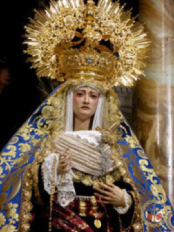 Imaginaria de una figura vestida con trajes tradicionales, posiblemente de una celebración o ceremonia cultural.