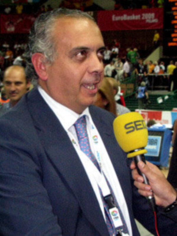 Entrevista en EuroBasket 2009, hombre con microfono de color amarillo de la cadena 'SEI'.
