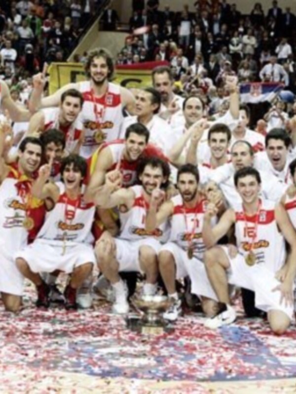 Equipo español de baloncesto celebrando el título de campeón del mundo en 2002.