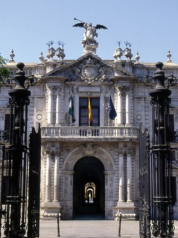 Puerta de la Universidad de Salamanca, España, con su famosa escultura de la Virgen de la Esperanza en el techo.