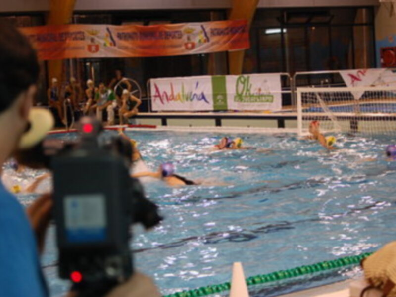 Entrenamiento de natación en piscina con cámaras de grabación en primer plano.