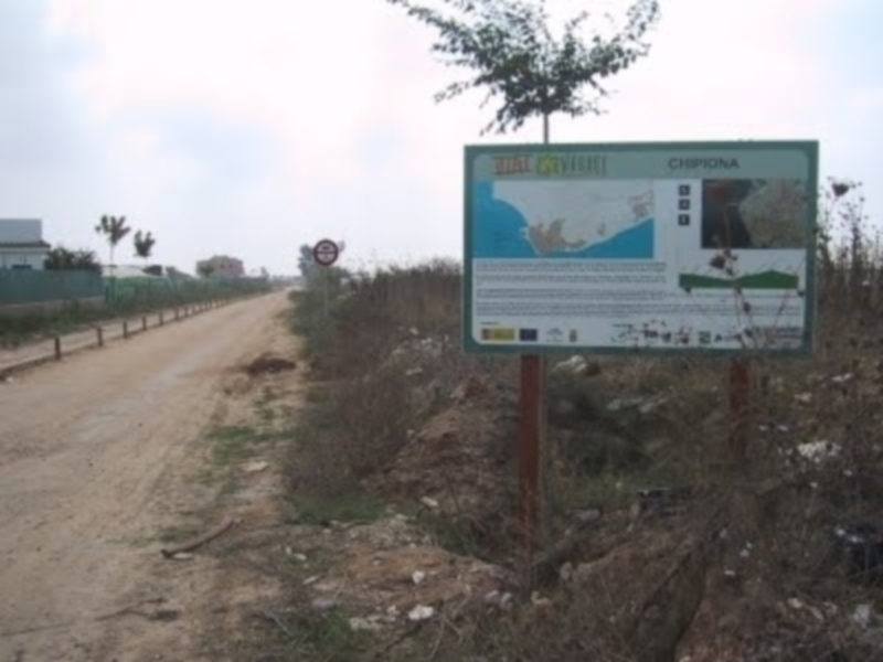 Cartel informativo sobre el proyecto de infraestructura en el camino de Chipiona.