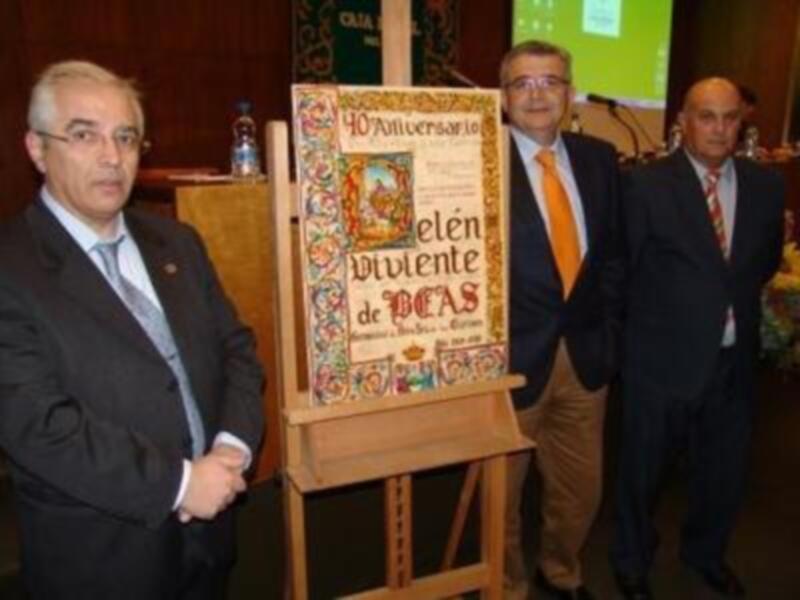 Celebración del 40º Aniversario de la Escuela de Artes y Ciencias de la Universidad de Barcelona. Dos hombres en trajes posan junto a un cartel con información sobre el evento.