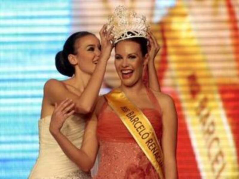 Dos candidatas a Miss España celebran en el escenario tras la coronación.