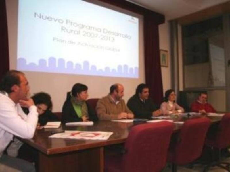 Una reunión de trabajo en una sala con una proyección de un plan de desarrollo rural para el período 2007-2013.