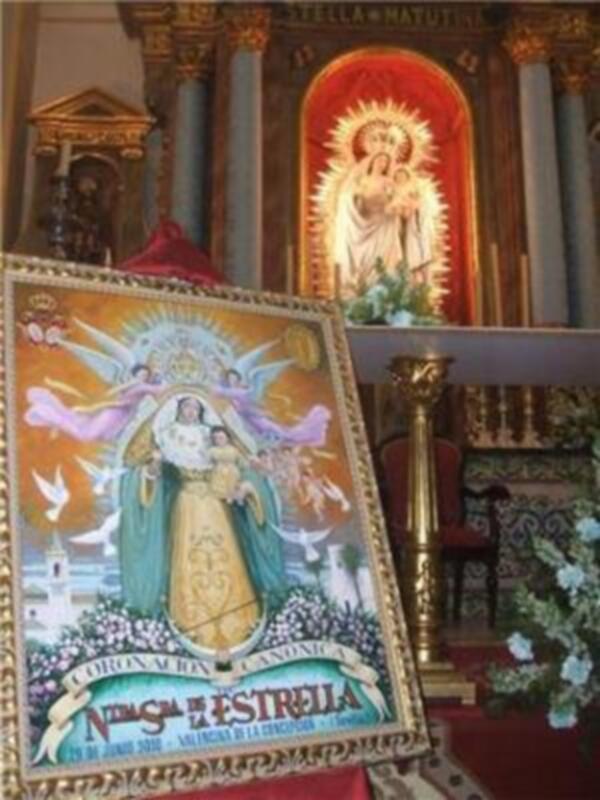 Retablo de la Virgen de la Estrella en la Catedral de San Cristóbal de las Casas, Chiapas, México, con una imagen de la Virgen María en el altar principal.