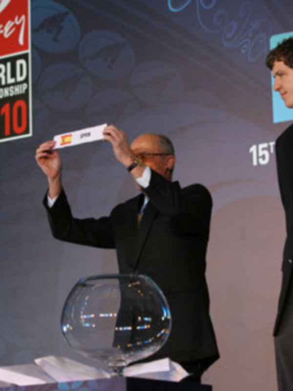 Entrega de premio en el Campeonato Mundial de 2010 en Turquía.