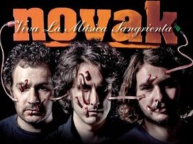 Trío musical con maquillaje de sangre, promoviendo 'Viva La Música Sangrienta'.